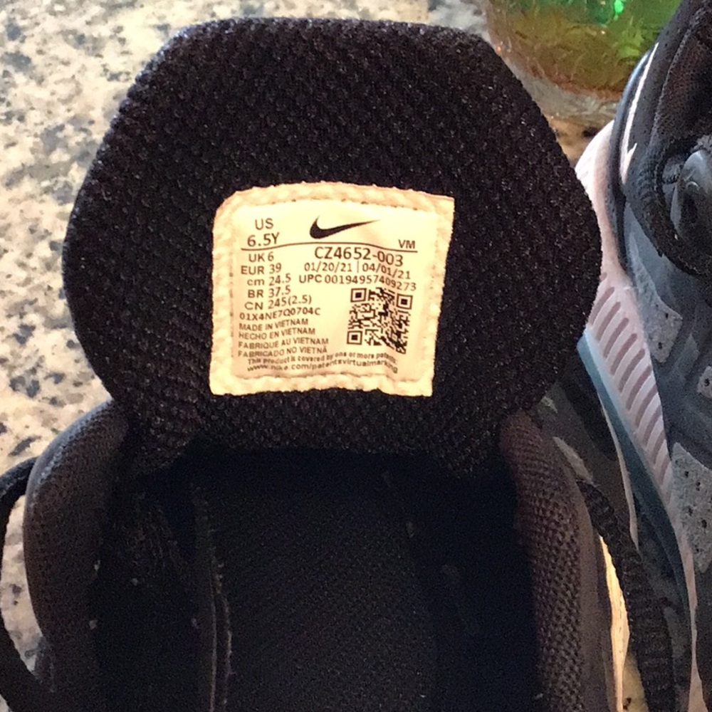 Nike Black and White Sneakers Sleek Low-Top Design - Picture 5 of 8